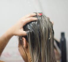 Shampoing, co-wash, low poo… comment se laver les cheveux ?