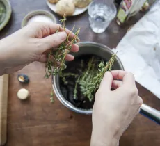 Cheveux et peau : les bienfaits du thym de la tête aux pieds !