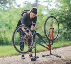 Comment réparer un pneu de vélo crevé ?