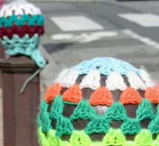 Qu’est-ce que le yarn bombing, ce tricot urbain ?