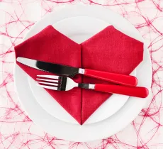 Comment réaliser un pliage de serviette en forme de cœur pour la saint-valentin ?